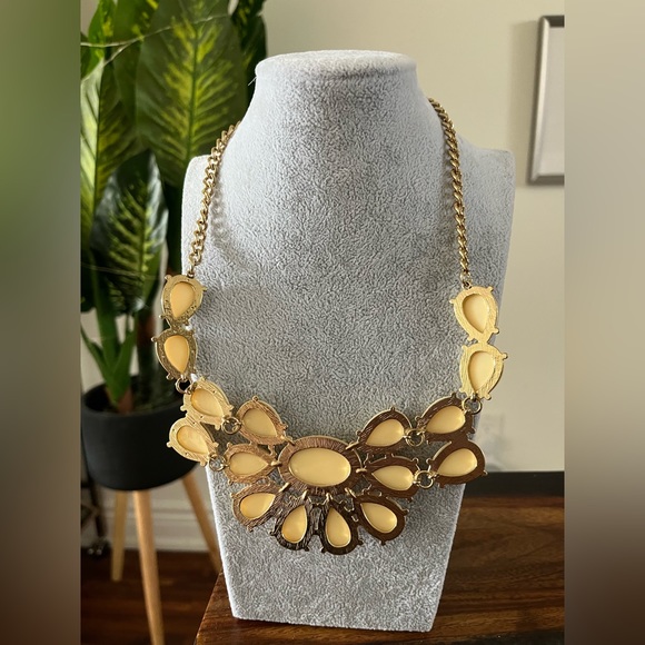 Gold statement necklace - Picture 3 of 3